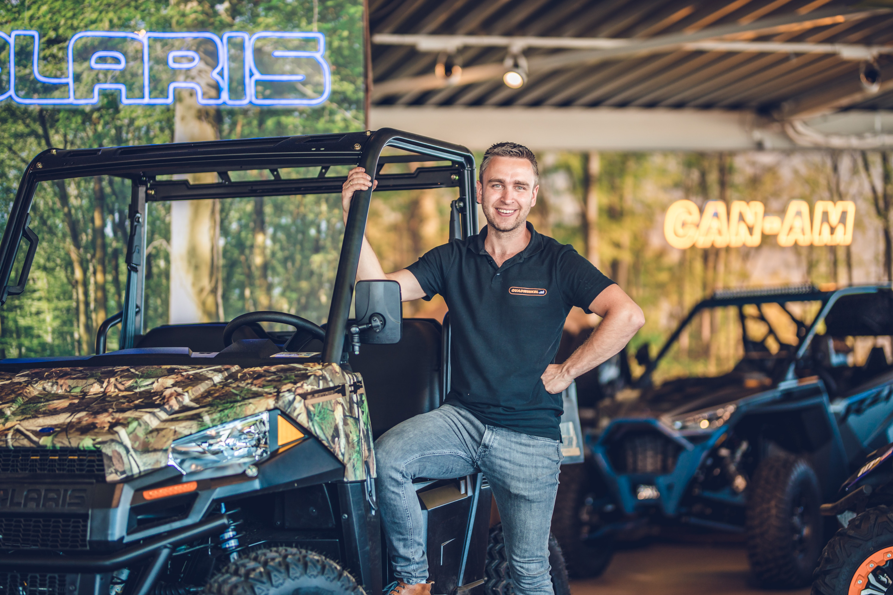 Medewerker van Quadwinkel in de showroom met verschillende merken quads