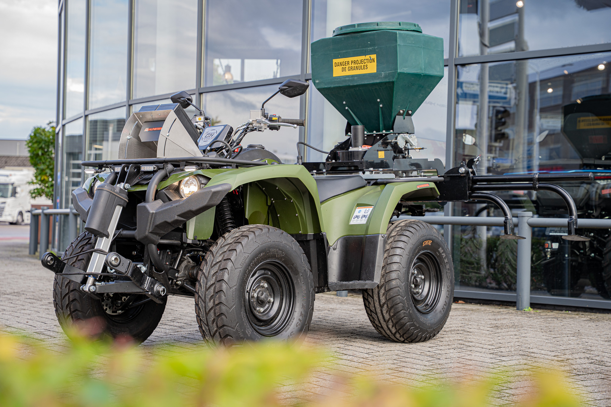 Green Bullith Hunter elektrisch terreinvoertuig met kunstmeststrooier voor professioneel gebruik