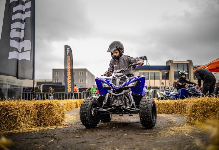 Jeugd op kinderquad