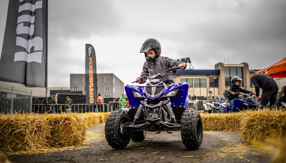Jeugd op kinderquad