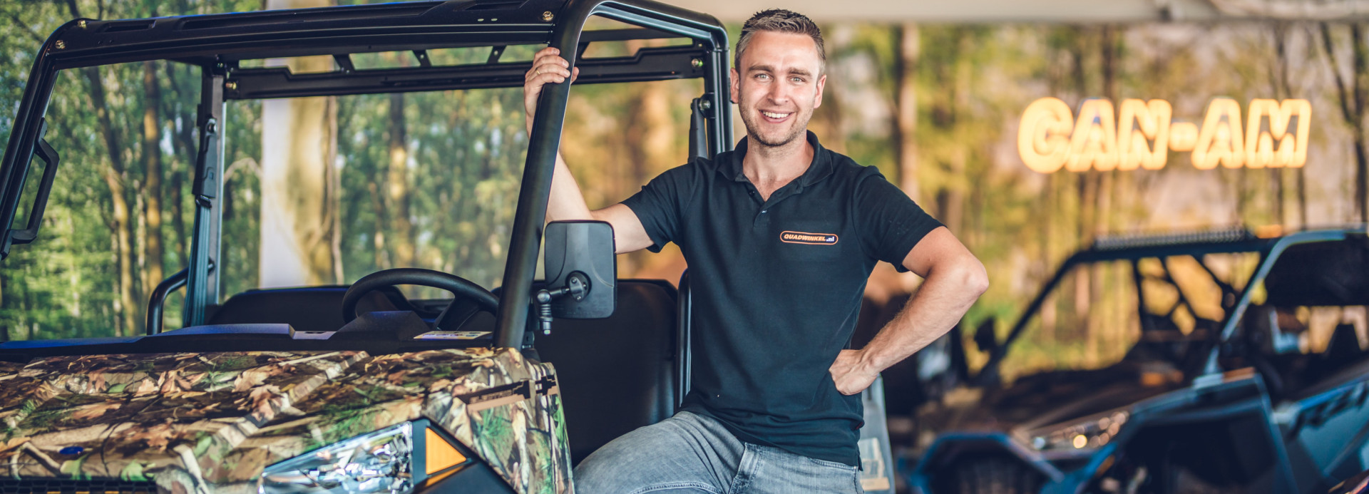 Medewerker van Quadwinkel in de showroom met verschillende merken quads