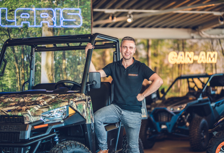 Medewerker van Quadwinkel in de showroom met verschillende merken quads
