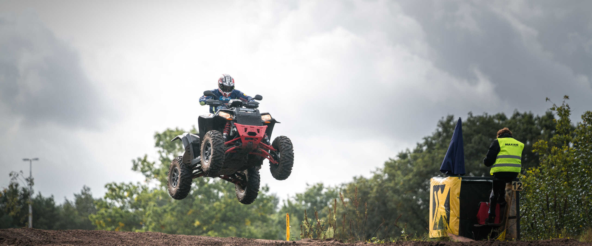 Crosser op Polaris Quad