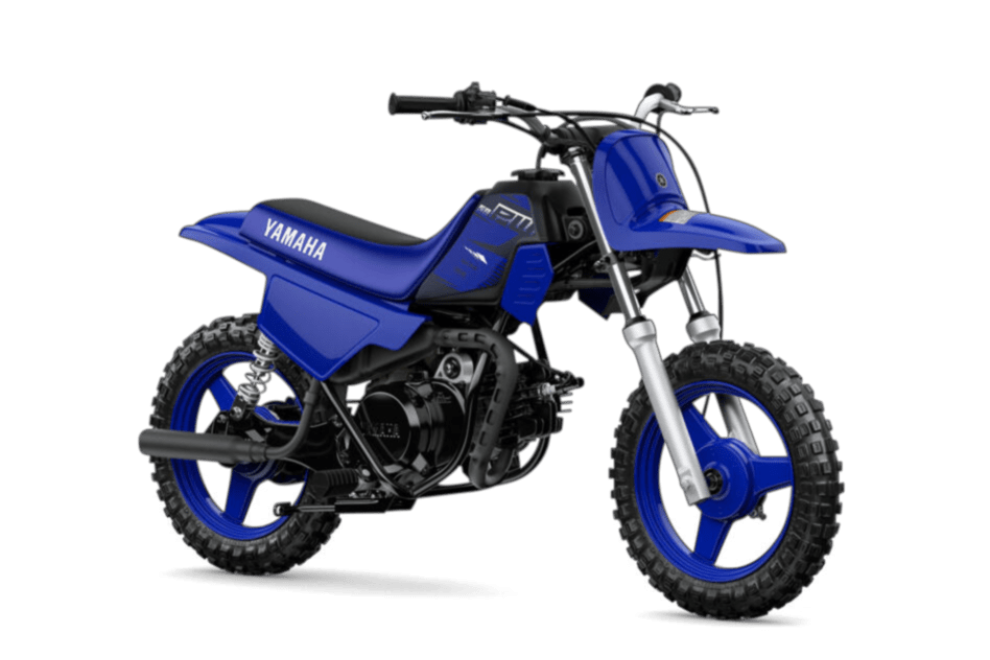 Blauwe Yamaha PW50 kinder-motorfiets, schuin van voren gezien