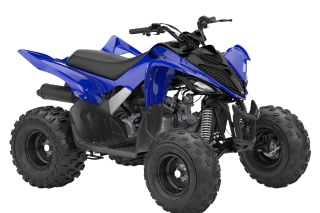 Blauwe Yamaha sportquad met off-road banden, schuin van voren