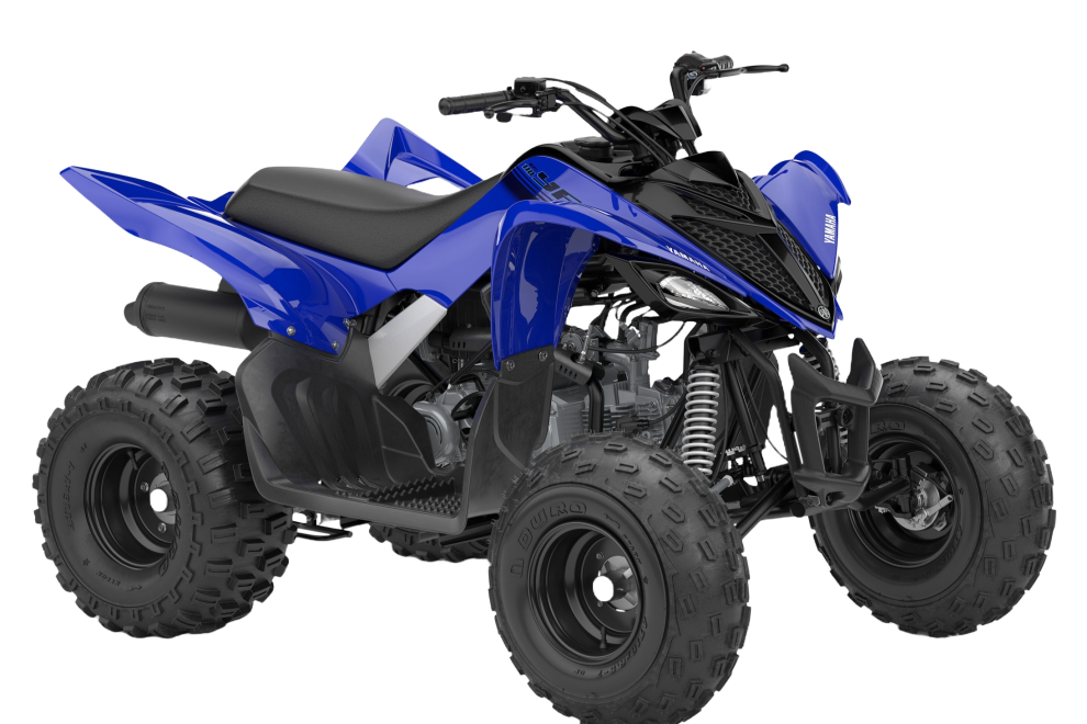Blauwe Yamaha sportquad met off-road banden, schuin van voren