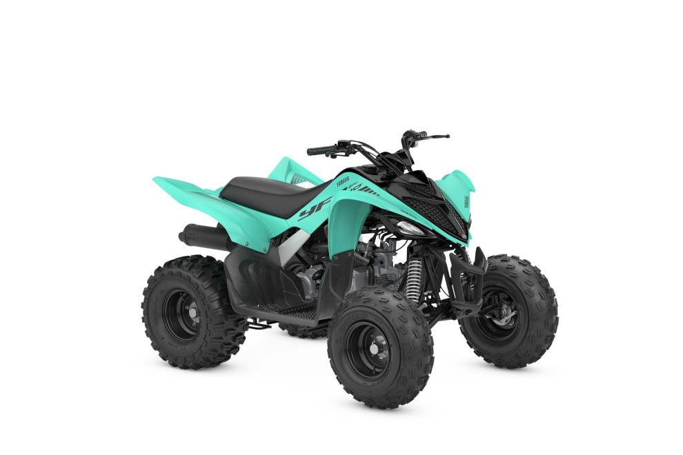 Groene Yamaha sportquad met off-road banden, schuin van voren