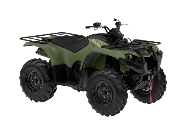Groene Yamaha Kodiak ATV met bagagerekken, schuin van voren
