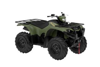 Groene Yamaha Kodiak ATV met bagagerekken en off-road banden, schuin van voren.