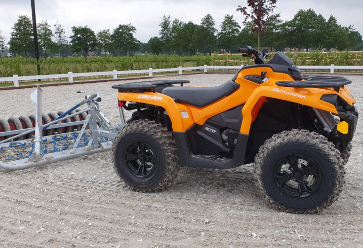 Outlander quad met sleepmachine