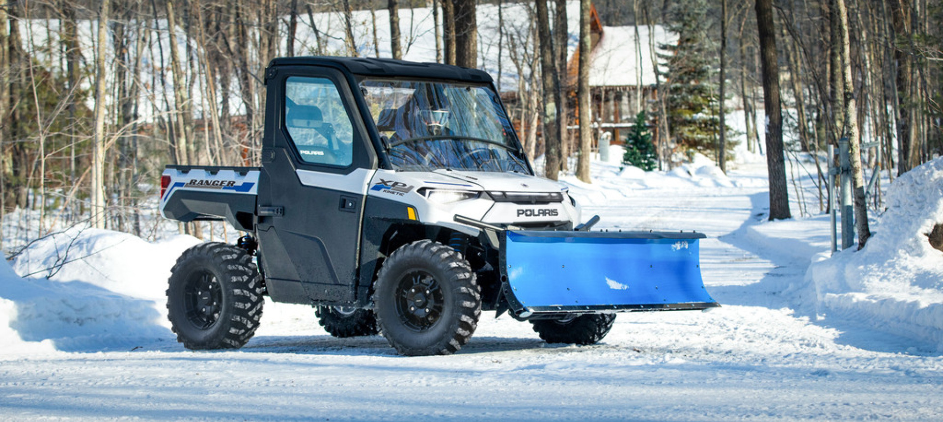 Polaris Ranger XP Kinetic Premium quad in de sneeuw